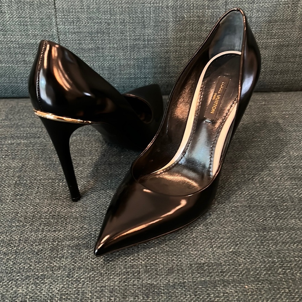 Louis Vuitton Eyeline Pump, black leather with gold accent. Size 37